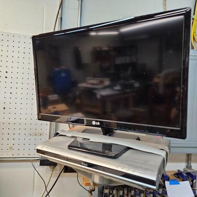 LG 23" Flat Screen TV & RCA CD/DVD Player (WS-JS)