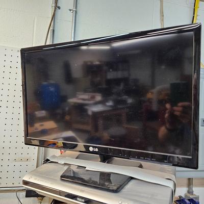 LG 23" Flat Screen TV & RCA CD/DVD Player (WS-JS)