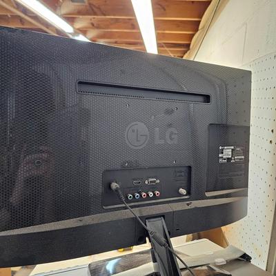 LG 23" Flat Screen TV & RCA CD/DVD Player (WS-JS)