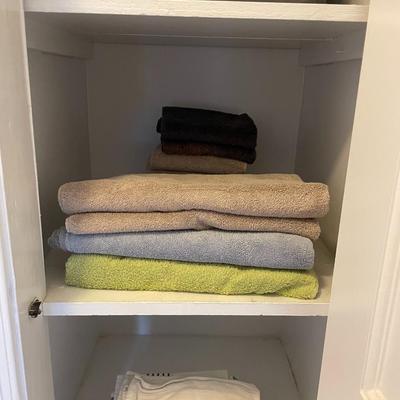 Lot of Linens, Towels and Kitchen Towels