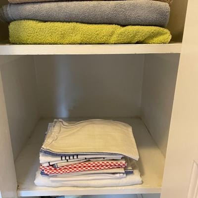 Lot of Linens, Towels and Kitchen Towels