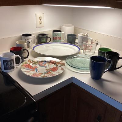 Lot of Kitchen Items