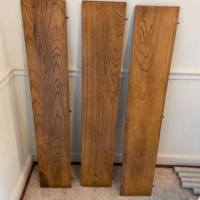 Antique Oak Dinning Table and 2 Chairs. Included 3 leaves