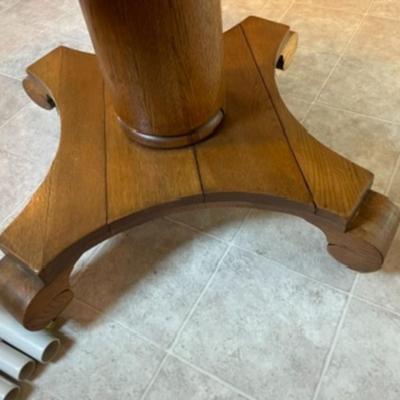 Antique Oak Dinning Table and 2 Chairs. Included 3 leaves