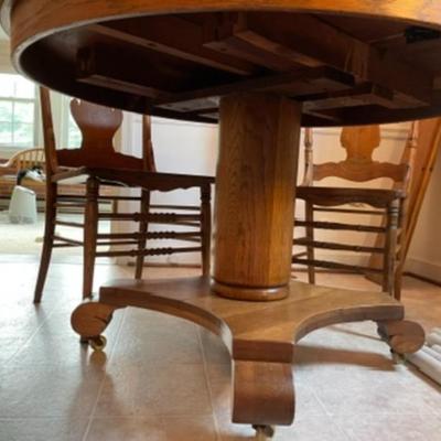 Antique Oak Dinning Table and 2 Chairs. Included 3 leaves