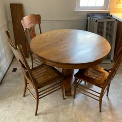 Antique Oak Dinning Table and 2 Chairs. Included 3 leaves
