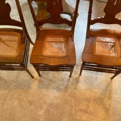 Antique Oak Dinning Table and 2 Chairs. Included 3 leaves