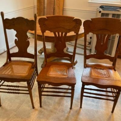 Antique Oak Dinning Table and 2 Chairs. Included 3 leaves
