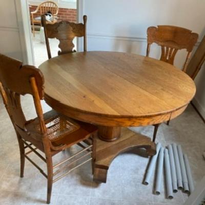 Antique Oak Dinning Table and 2 Chairs. Included 3 leaves