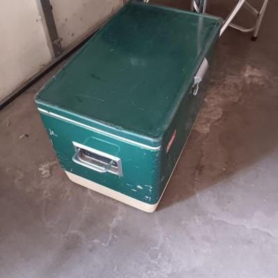 FOLDING CHAIR W/SIDE TABLE AND COLEMAN METAL COOLER
