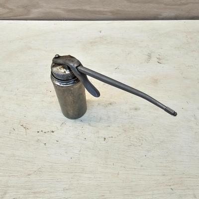 Vintage Oil Cans & Bottles (WS-JS)