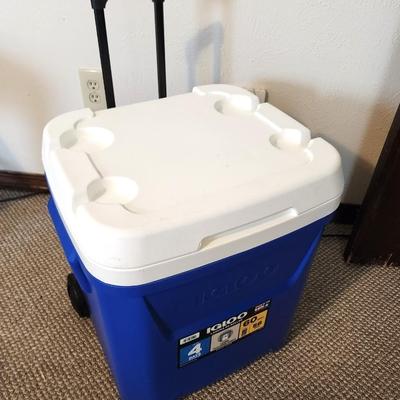 Lot #112 Lot of 2 Good Ice Chests - Igloo and Rubbermaid