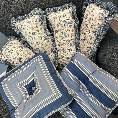 6 Decorative Throw Pillows