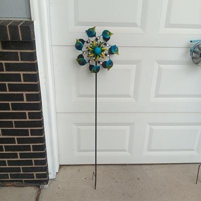 DOUBLE SIDED METAL SPINNING STAKED YARD ART