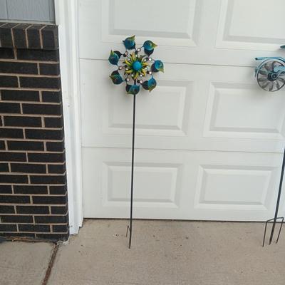 DOUBLE SIDED METAL SPINNING STAKED YARD ART
