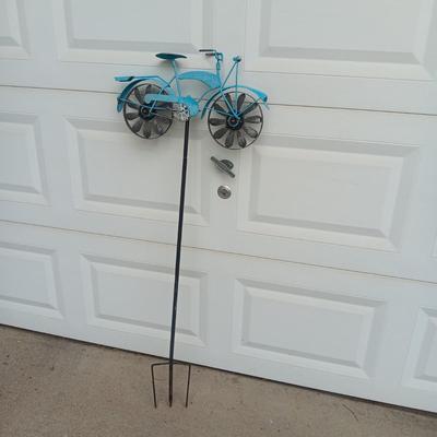 METAL STAKED BICYCLE YARD ART W/SPINNING WHEELS