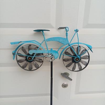 METAL STAKED BICYCLE YARD ART W/SPINNING WHEELS