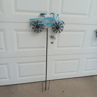 METAL STAKED BICYCLE YARD ART W/SPINNING WHEELS