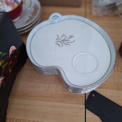 6 Luncheon plates