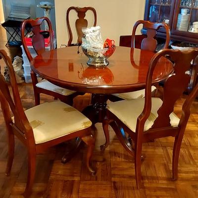 Cherry Wood Dining Room Table w/Six Chairs