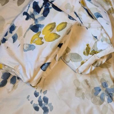 Queen or Full Size Comforter & 2 Shams