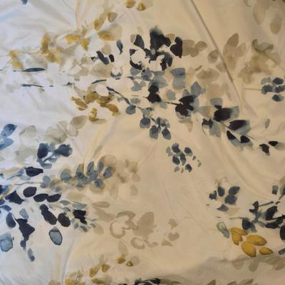 Queen or Full Size Comforter & 2 Shams