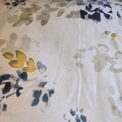 Queen or Full Size Comforter & 2 Shams