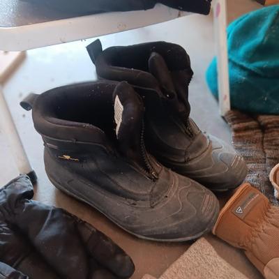 MEN'S BOOTS, WINTER GLOVES AND HATS