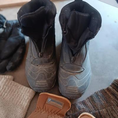 MEN'S BOOTS, WINTER GLOVES AND HATS