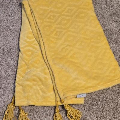 Soft Forsythia Ridge Yellow Throw with Tassel Corners