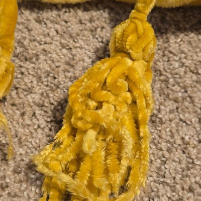 Soft Forsythia Ridge Yellow Throw with Tassel Corners