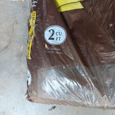 4 SEALED BAGS OF BROWN MULCH, 1 SEALED, 1 OPEN BAGS OF COMPOST
