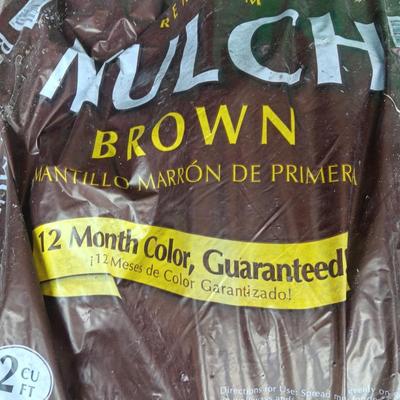 4 SEALED BAGS OF BROWN MULCH, 1 SEALED, 1 OPEN BAGS OF COMPOST
