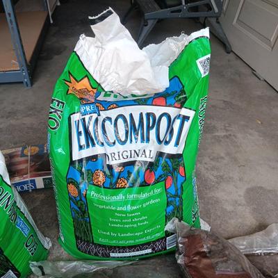 4 SEALED BAGS OF BROWN MULCH, 1 SEALED, 1 OPEN BAGS OF COMPOST