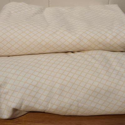 Queen Size Yellow and White Sheet Set