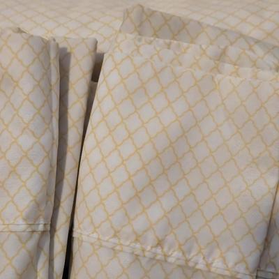 Queen Size Yellow and White Sheet Set