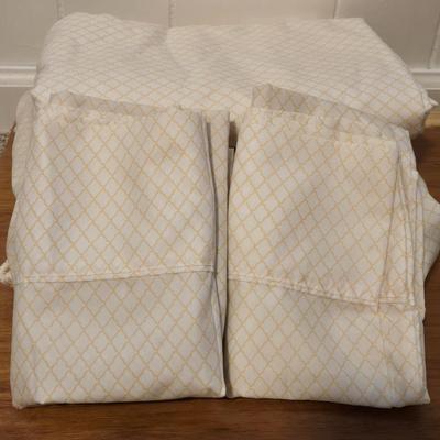Queen Size Yellow and White Sheet Set