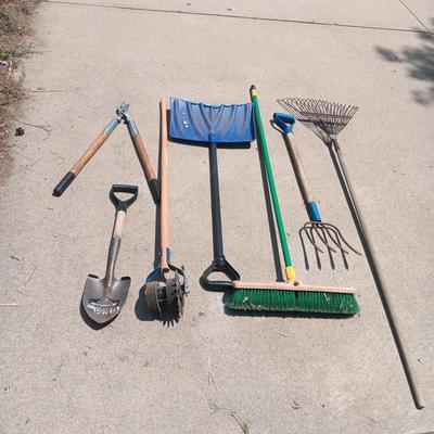 SNOW SHOVEL, PUSH BROOM AND YARD TOOLS