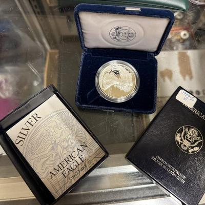 1994 AMERICAN EAGLE SILVER 1 Oz silver box and paers