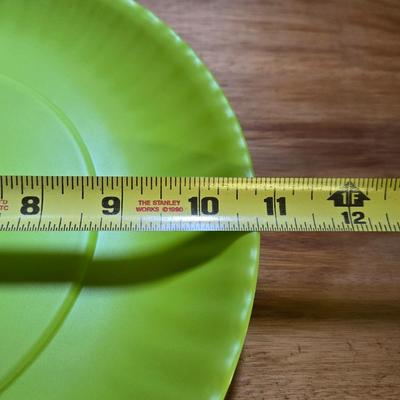 Green Scalloped Edge Plastic Plates (4)