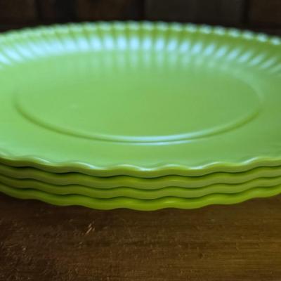 Green Scalloped Edge Plastic Plates (4)
