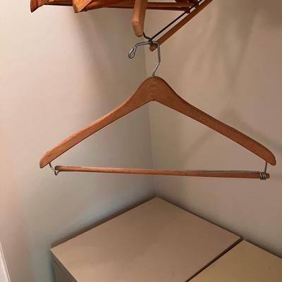 Wooden Clothes Hangers (B1-DZ)
