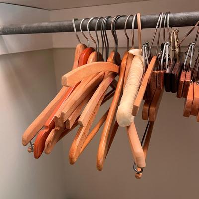 Wooden Clothes Hangers (B1-DZ)