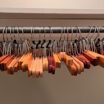 Wooden Clothes Hangers (B1-DZ)