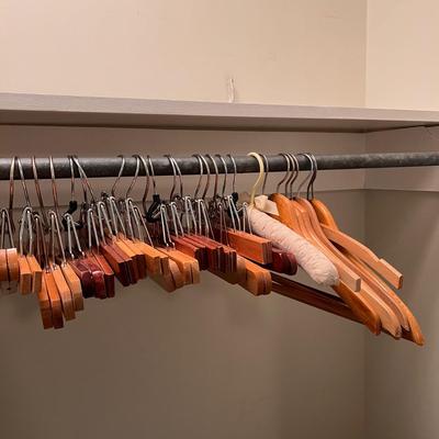 Wooden Clothes Hangers (B1-DZ)