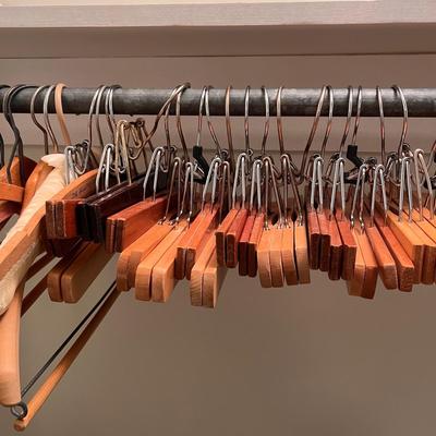 Wooden Clothes Hangers (B1-DZ)