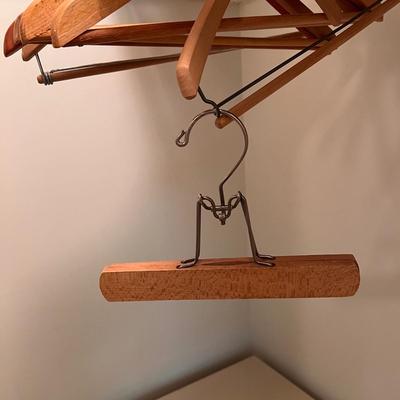 Wooden Clothes Hangers (B1-DZ)