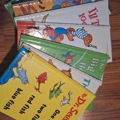 Lot of Dr Seuss books