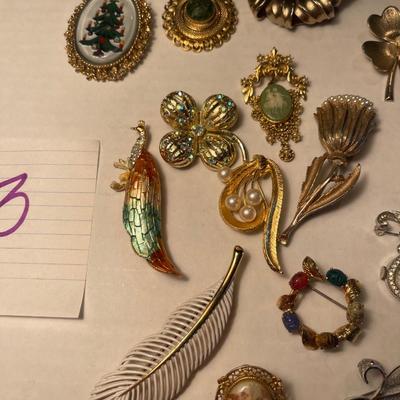 J3-Vintage Brooch Lot