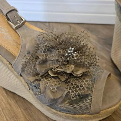 Kayleen Wedges with Flowers